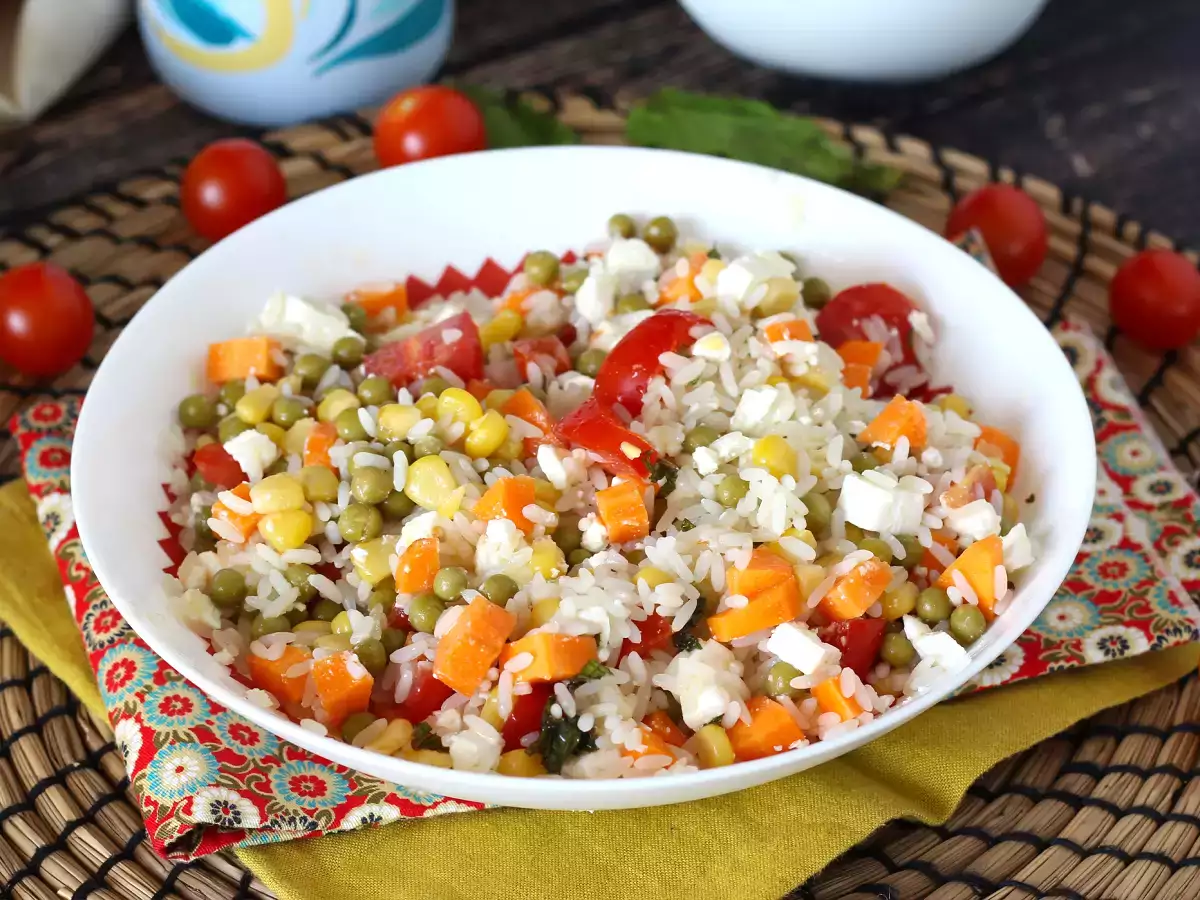 Vejetaryen pirinç salatası: beyaz peynir, mısır, havuç, bezelye, çeri domates ve nane - fotoğraf 5
