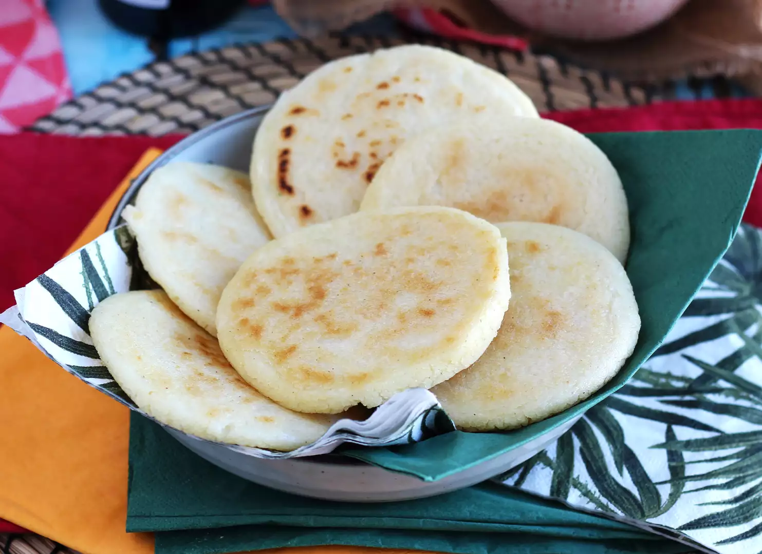 Venezuela arepası, sadece 3 malzeme ile yapılan glutensiz ekmek ruloları