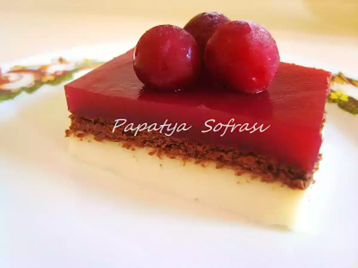 VİŞNELİ BİSKÜVİLİ PASTA