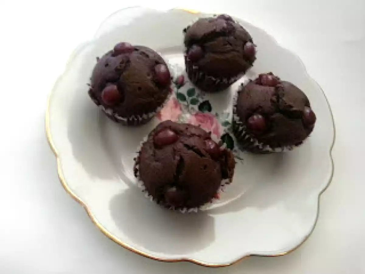 VİŞNELİ ÇİKOLATALI CUPCAKE