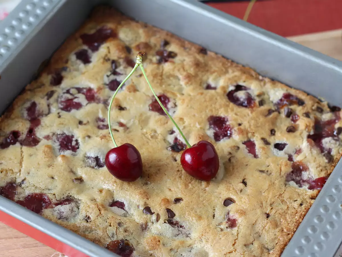 Vişneli ve Çikolata Parçacıklı Blondie: Dışı Çıtır, İçi Yumuşacık Mükemmel Kek - fotoğraf 8