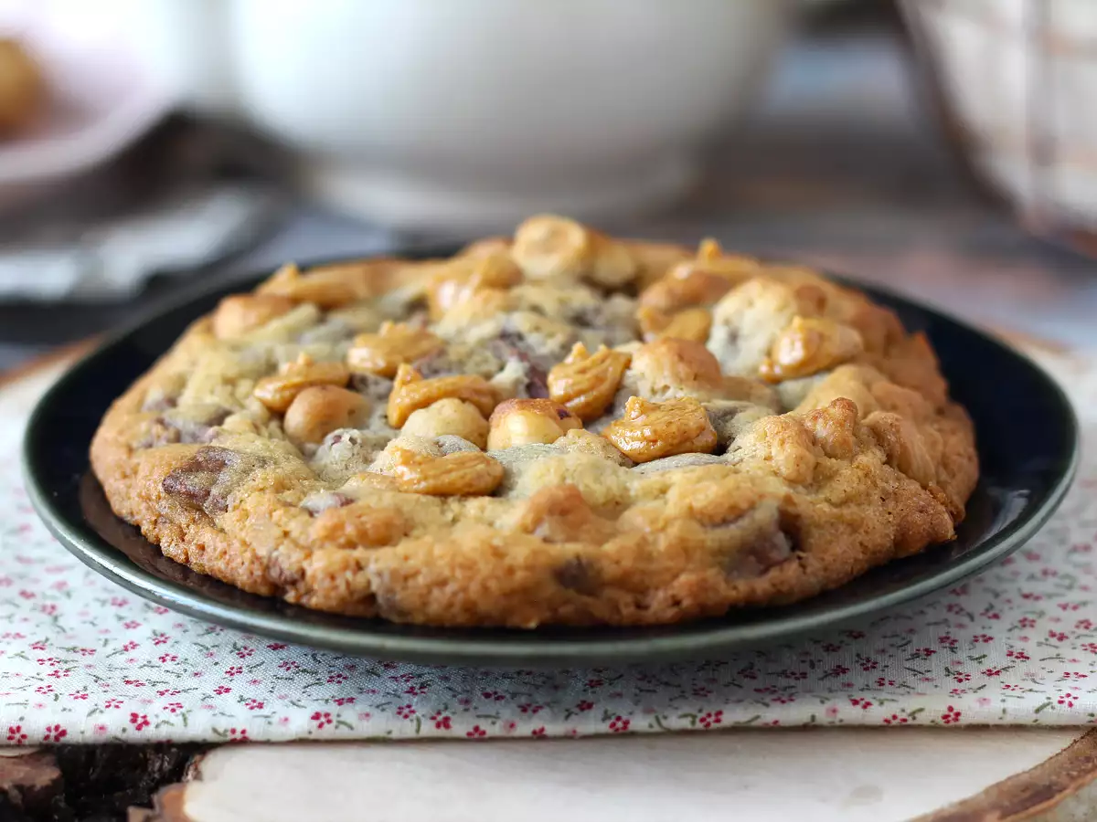XXL fındıklı, sütlü çikolatalı ve pralinli kurabiye - fotoğraf 6