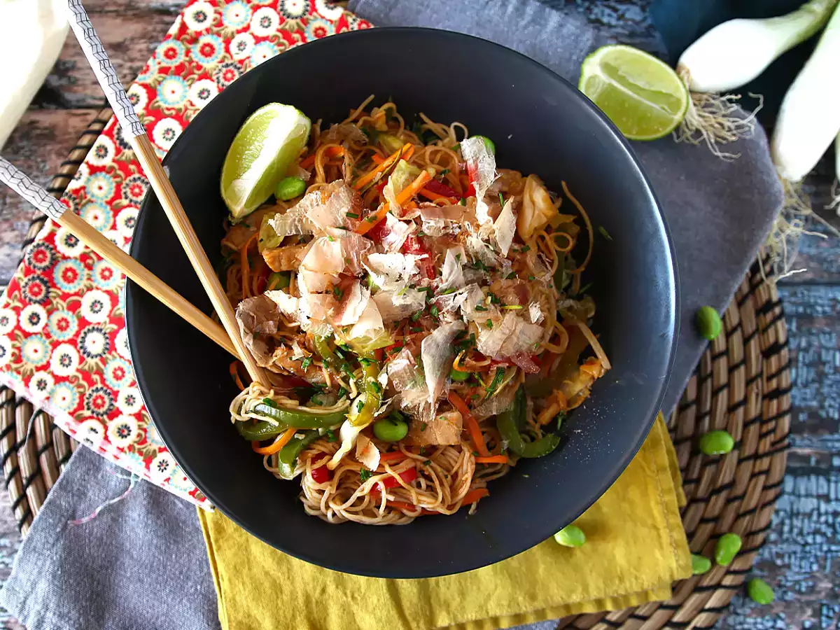 Yakisoba, sebzeli kızarmış erişte - fotoğraf 3