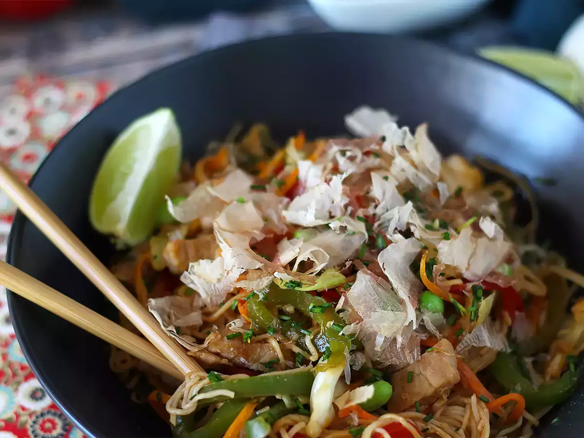Yakisoba, sebzeli kızarmış erişte - fotoğraf 4