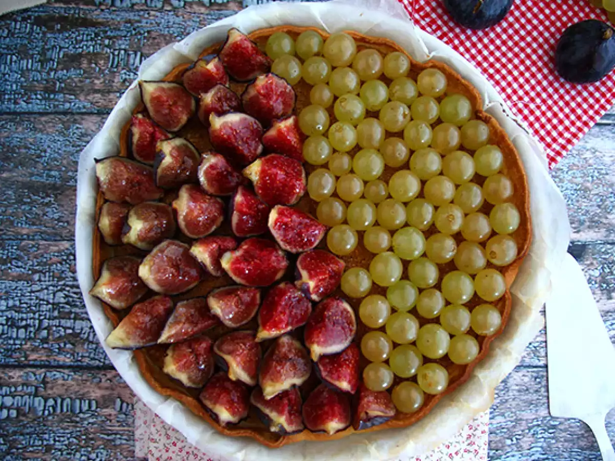 Yarı incirli, yarı üzümlü tart