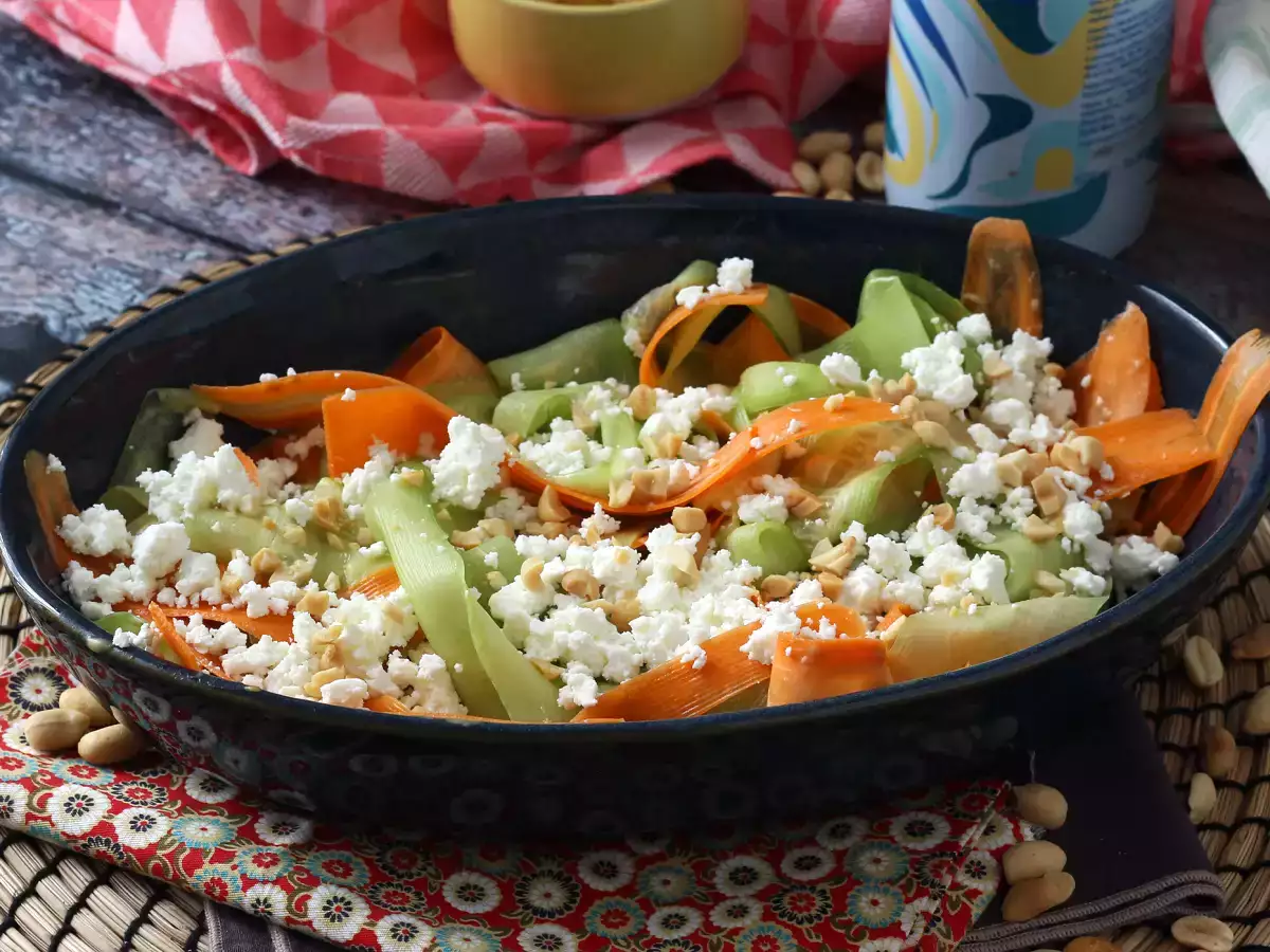 Yer fıstığı soslu sebzeli tagliatelle salatası - fotoğraf 3