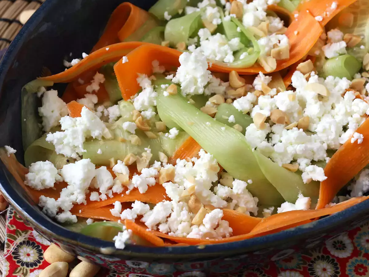Yer fıstığı soslu sebzeli tagliatelle salatası - fotoğraf 4