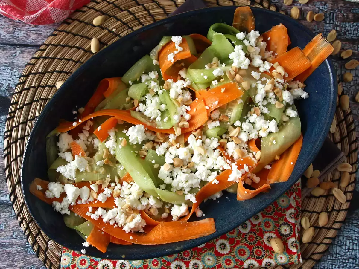 Yer fıstığı soslu sebzeli tagliatelle salatası - fotoğraf 5
