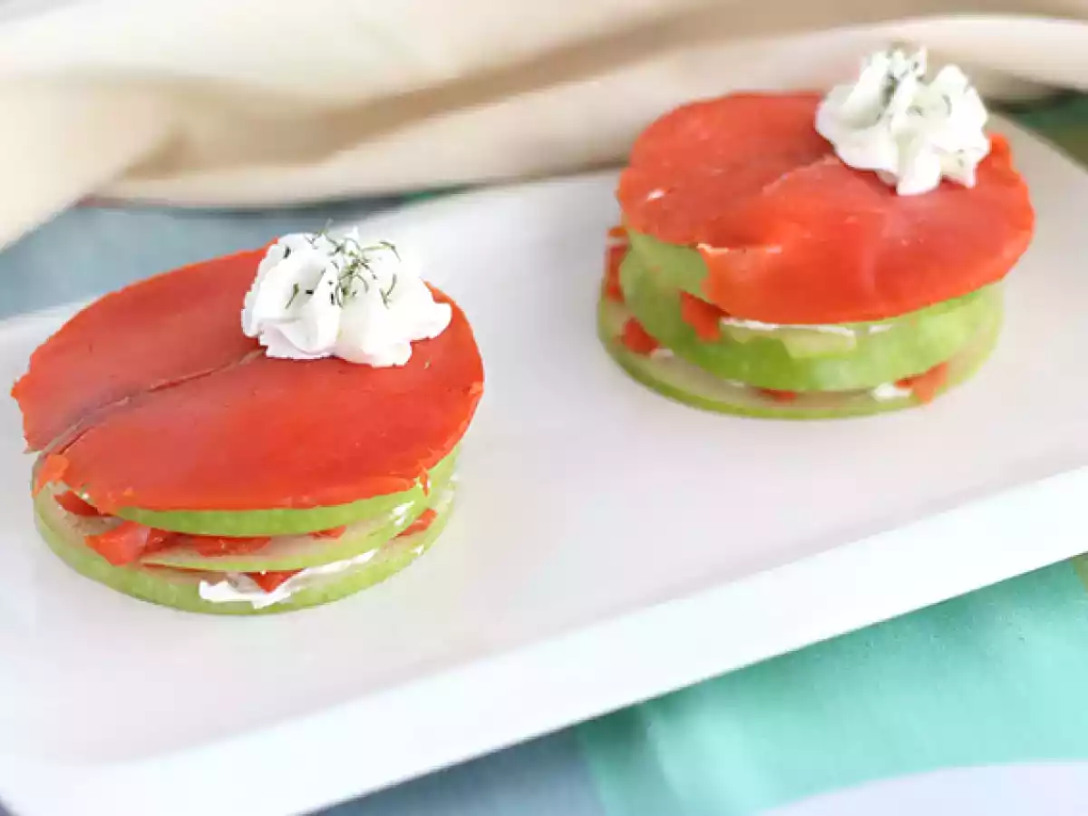 Yeşil elmalı somon mille feuille - fotoğraf 3