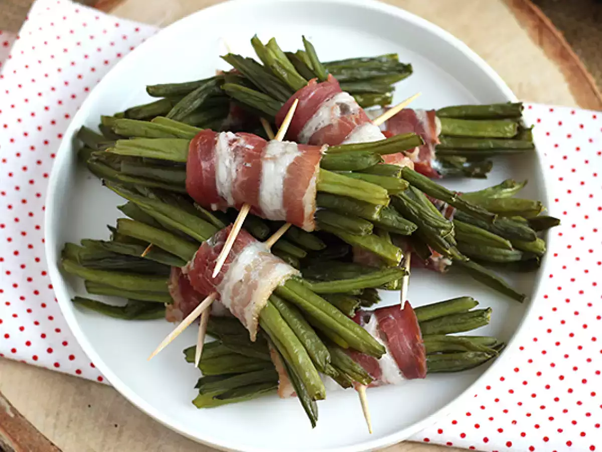 Yeşil fasulye balyaları ve tütsülenmiş domuz pastırması - fotoğraf 4