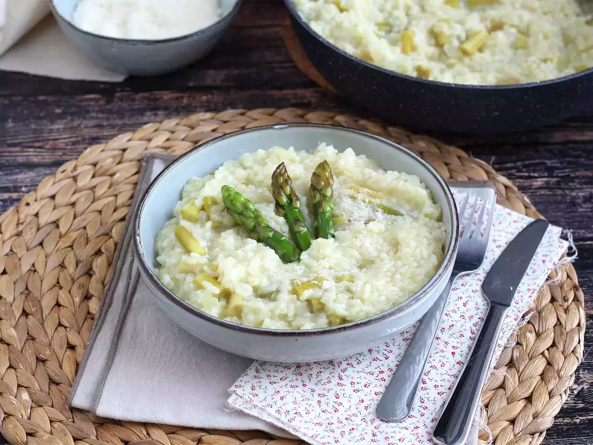 Yeşil kuşkonmaz ve parmesanlı risotto