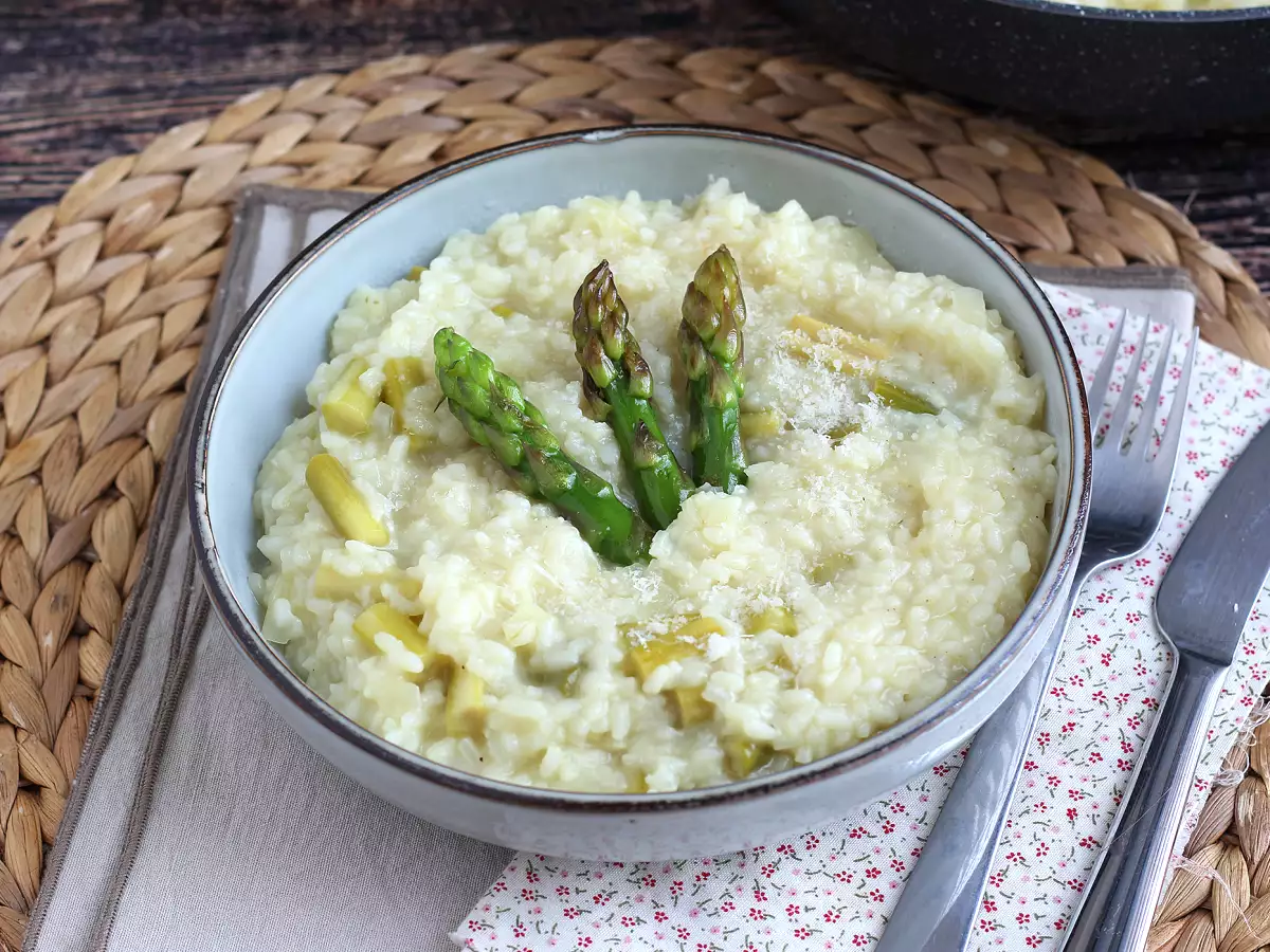Yeşil kuşkonmaz ve parmesanlı risotto - fotoğraf 3