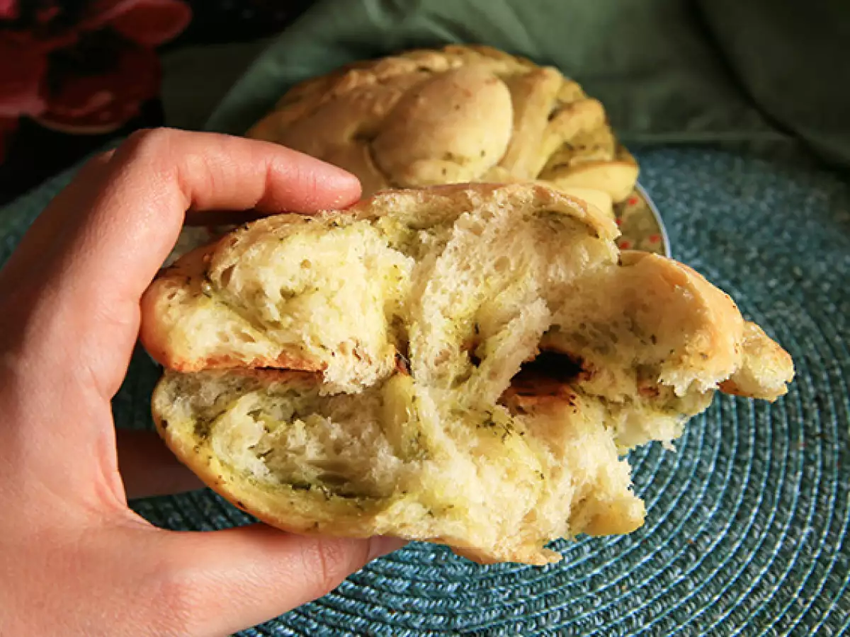 Yeşil pestolu örgülü ekmek ruloları - fotoğraf 2