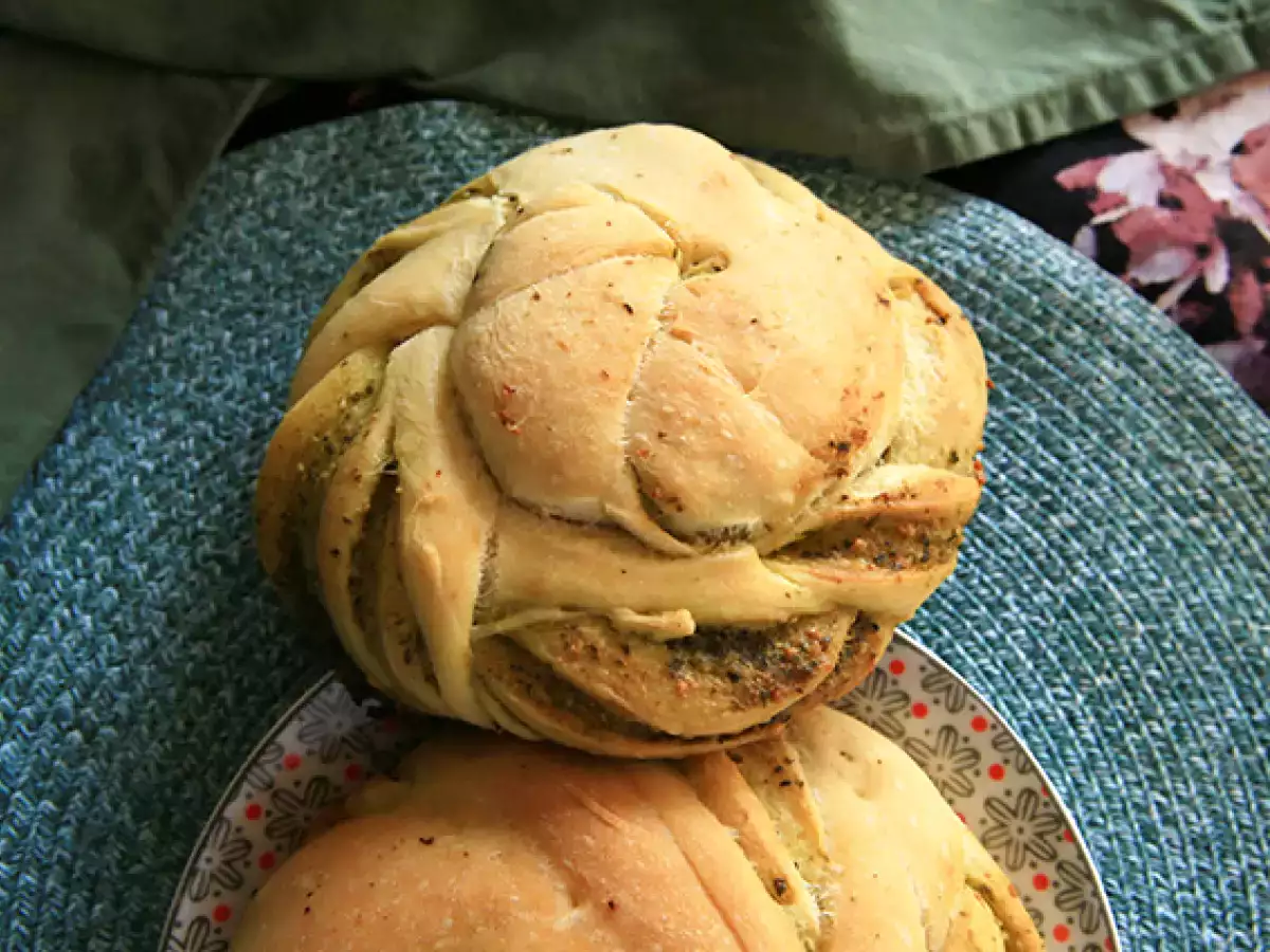 Yeşil pestolu örgülü ekmek ruloları - fotoğraf 3