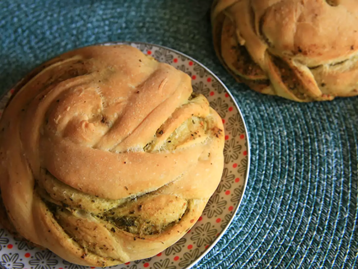 Yeşil pestolu örgülü ekmek ruloları - fotoğraf 4