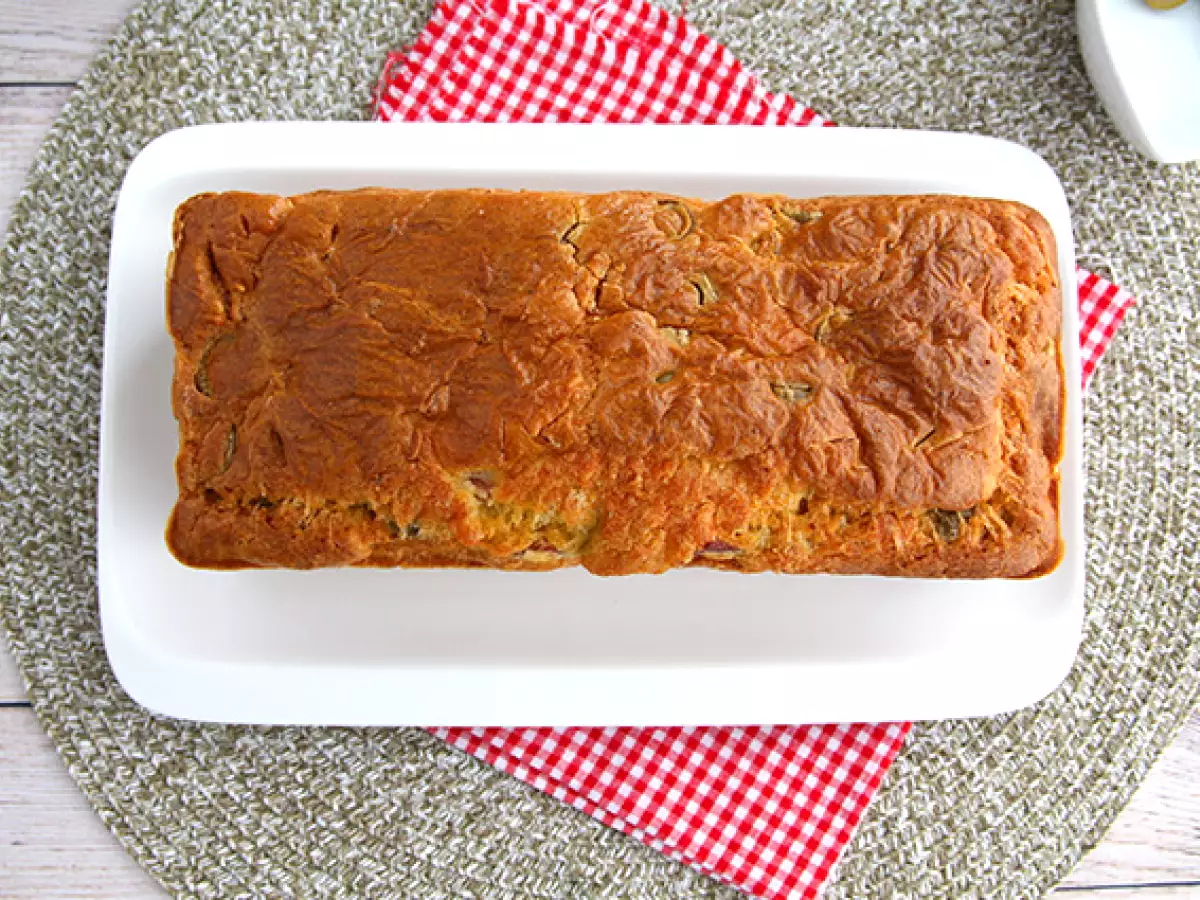 Yeşil zeytinli jambonlu ve peynirli kek - fotoğraf 5