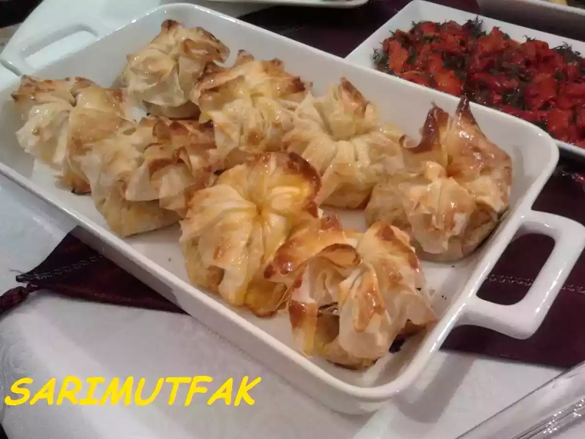 YILBAŞI SOFRASI -DEREOTLU KIRMIZIBİBER SALATASI VE KIYMALI KESE BÖREK