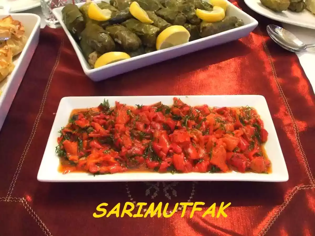YILBAŞI SOFRASI -DEREOTLU KIRMIZIBİBER SALATASI VE KIYMALI KESE BÖREK - fotoğraf 2