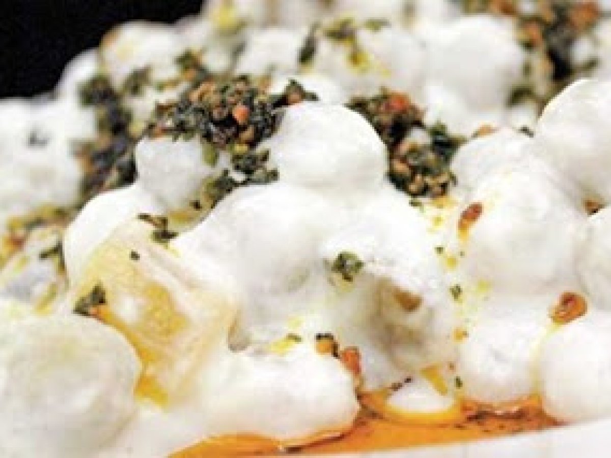 Yoğurt soslu bulgur köftesi