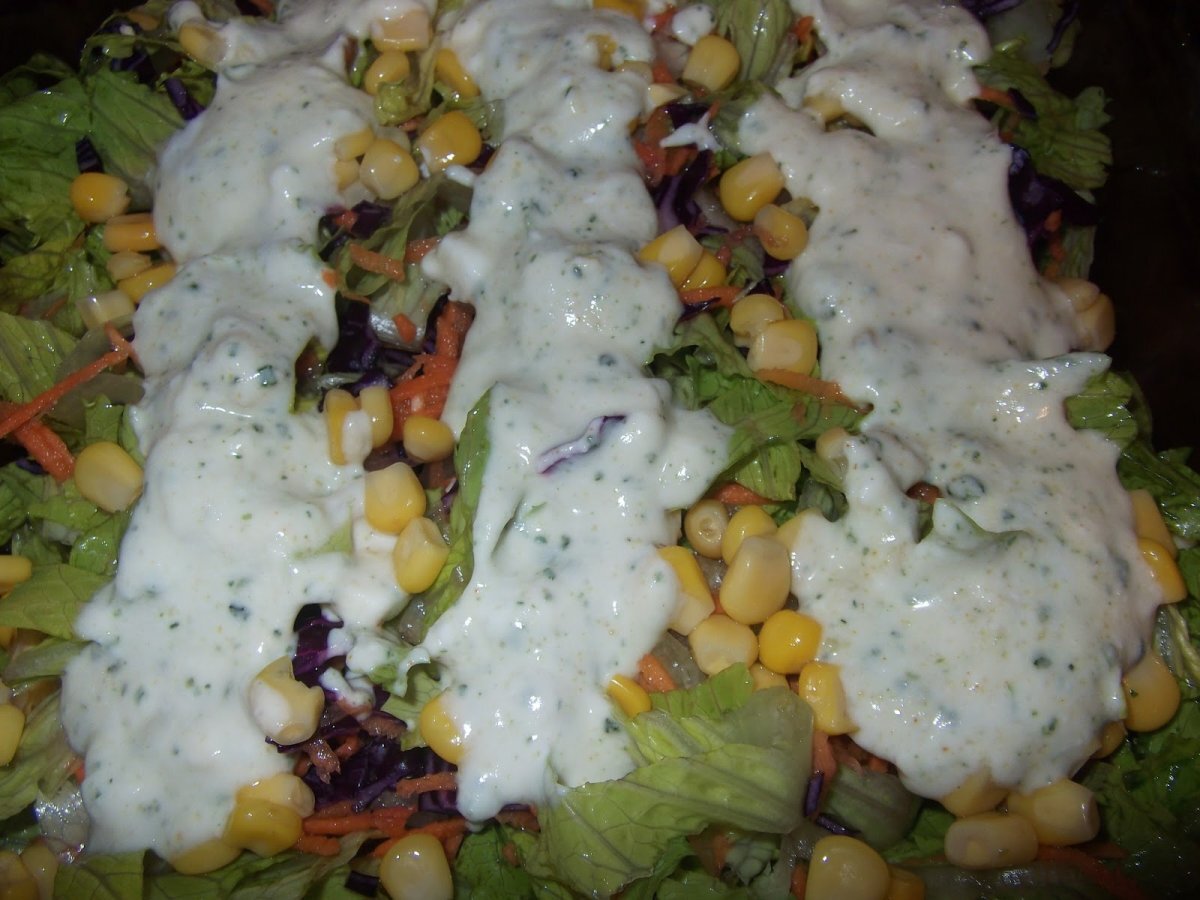 Yoğurt soslu yeşil salata ve patetesli mini milföyler