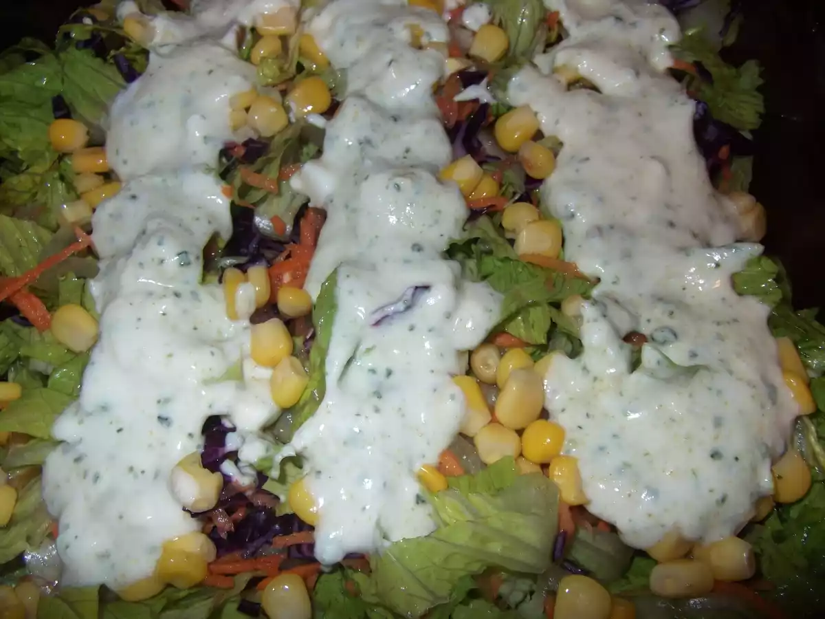 Yoğurt soslu yeşil salata ve patetesli mini milföyler