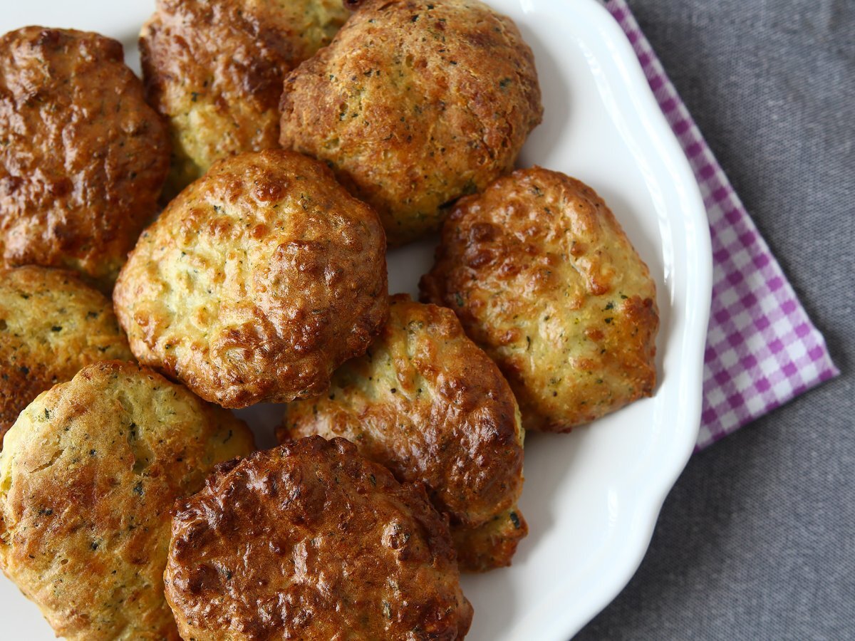Yoğurt ve beyaz peynir soslu fritözde kabak böreği