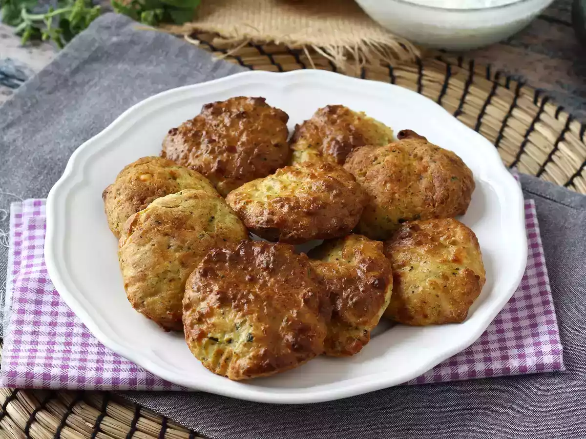Yoğurt ve beyaz peynir soslu fritözde kabak böreği - fotoğraf 2