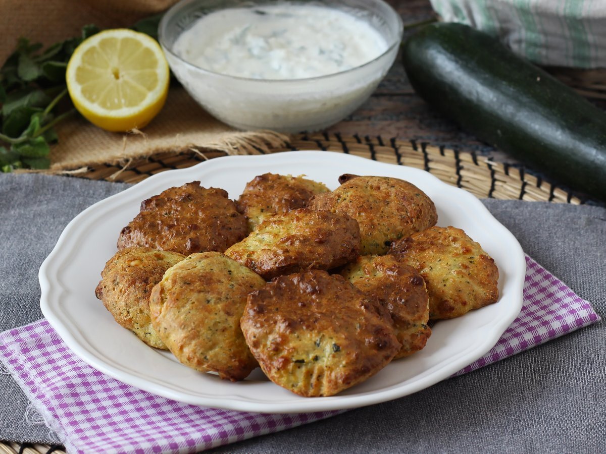 Yoğurt ve beyaz peynir soslu fritözde kabak böreği - fotoğraf 4