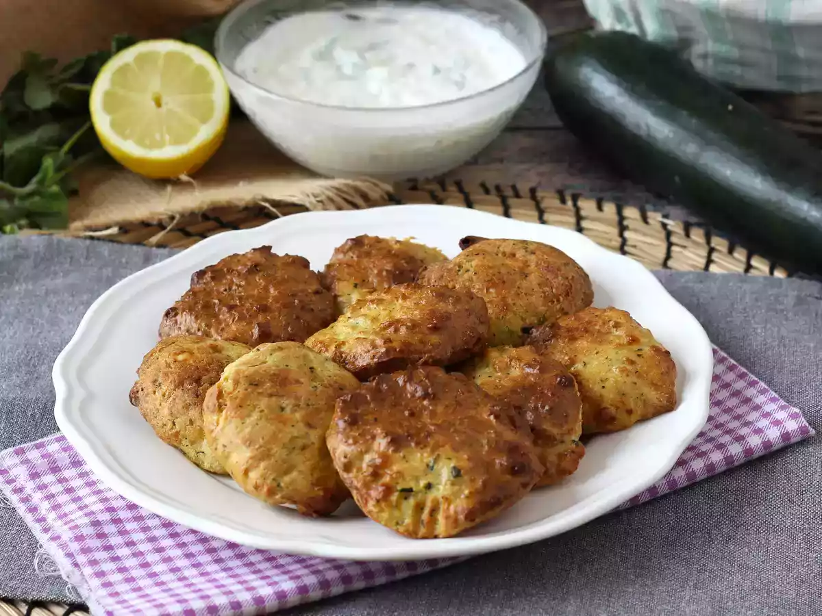 Yoğurt ve beyaz peynir soslu fritözde kabak böreği - fotoğraf 4