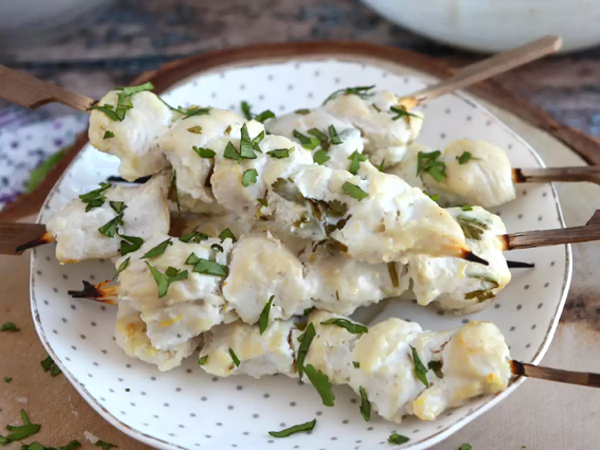 Yoğurt/limon soslu marine edilmiş tavuk şiş - fotoğraf 3