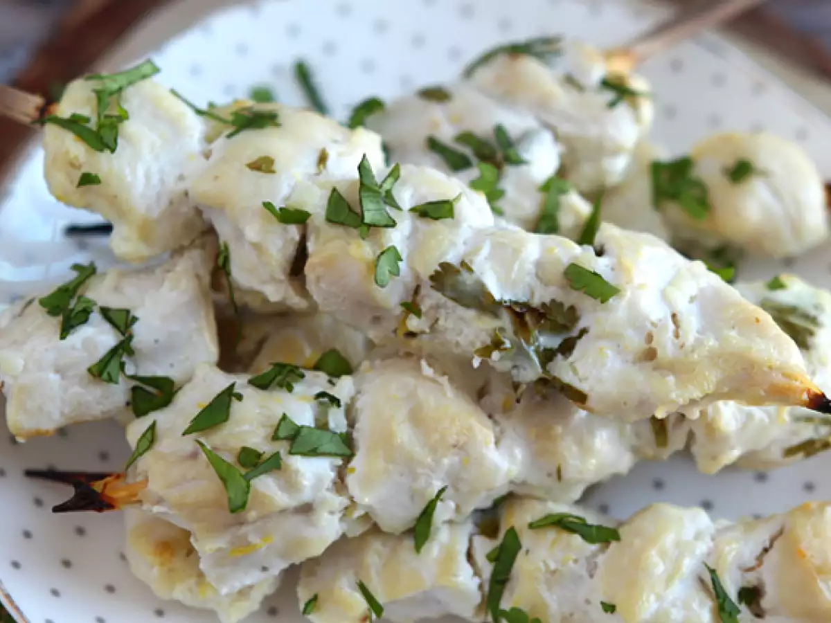 Yoğurt/limon soslu marine edilmiş tavuk şiş - fotoğraf 4