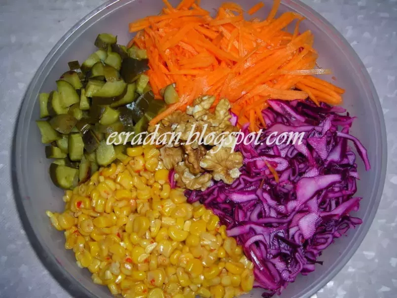Yoğurtlu cevizli kırmızı lahana salatası - fotoğraf 2