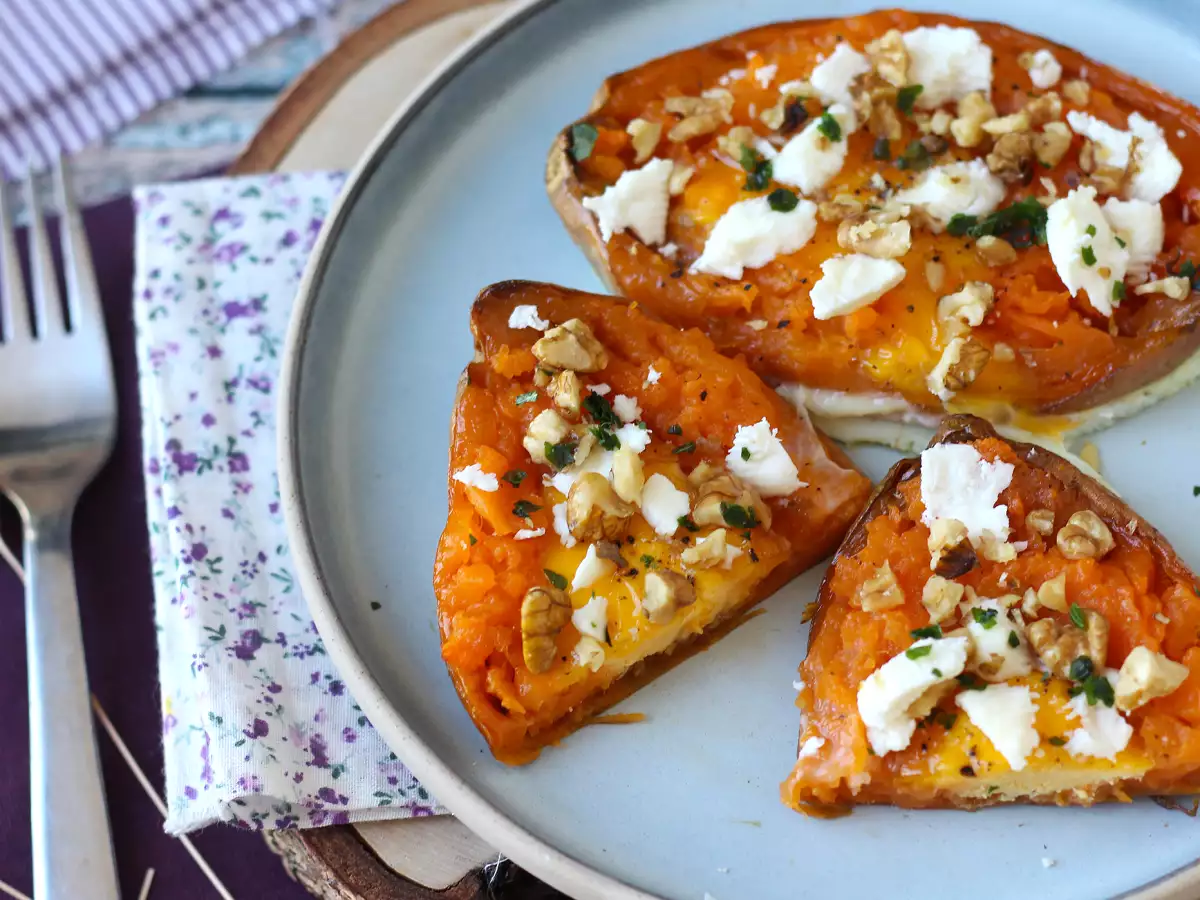 Yumurta, feta peyniri, bal ve cevizli fırında tatlı patates - fotoğraf 2