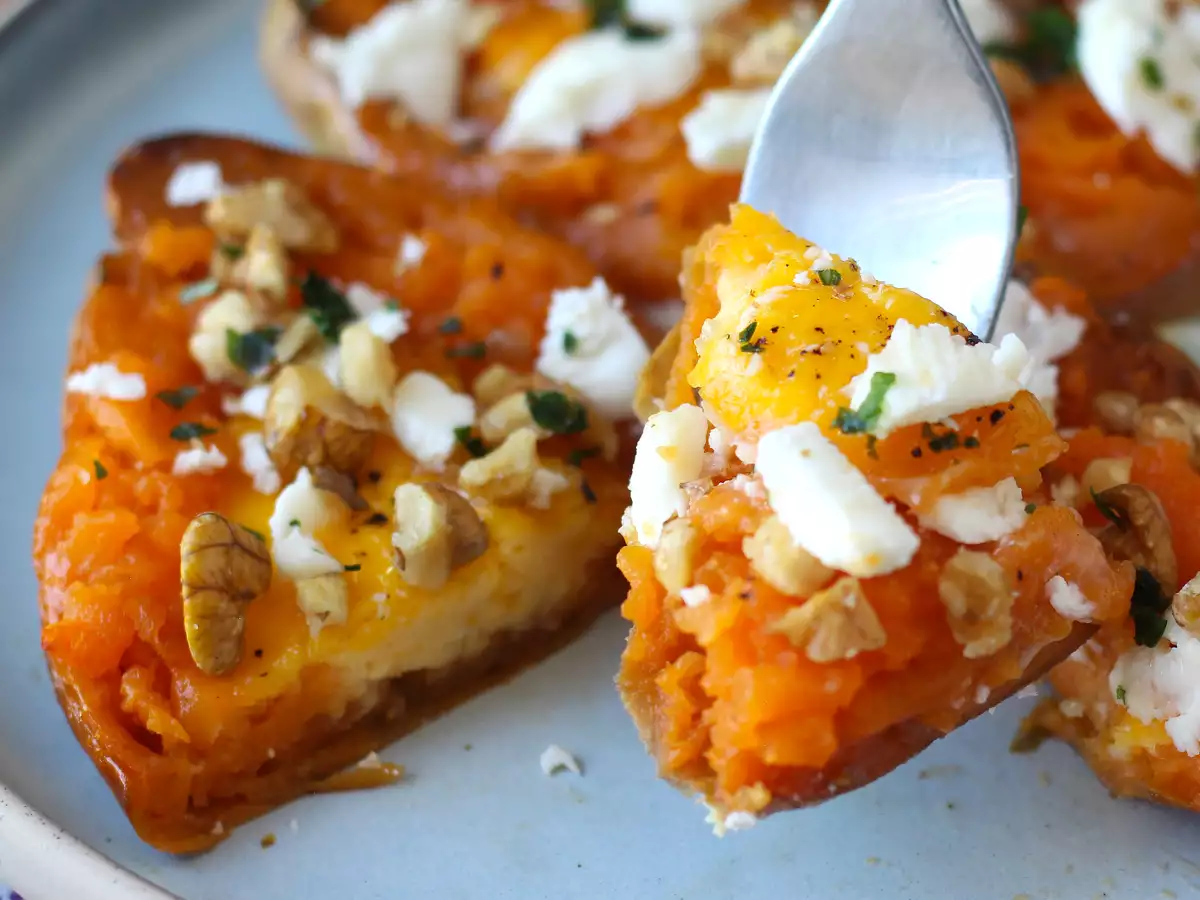 Yumurta, feta peyniri, bal ve cevizli fırında tatlı patates - fotoğraf 3