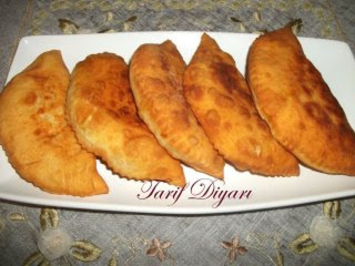 YUMURTALI SUCUKLU BÖREK
