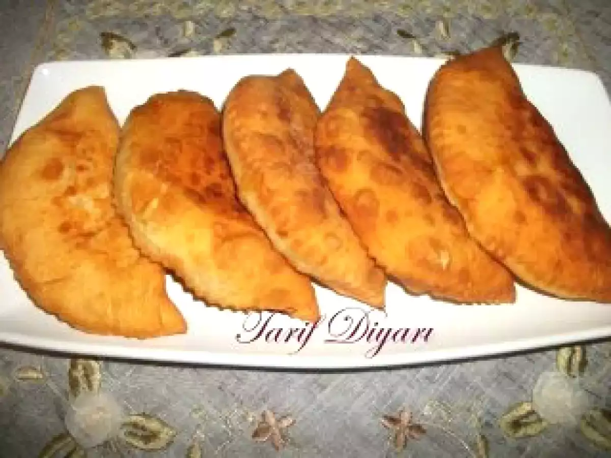 YUMURTALI SUCUKLU BÖREK