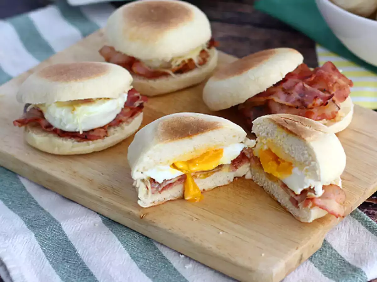 Yumurtalı ve baconlı İngiliz muffinleri
