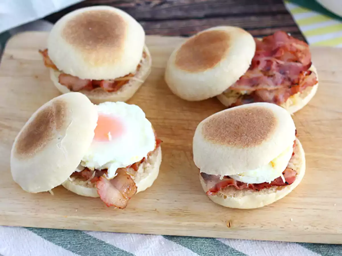 Yumurtalı ve baconlı İngiliz muffinleri - fotoğraf 2