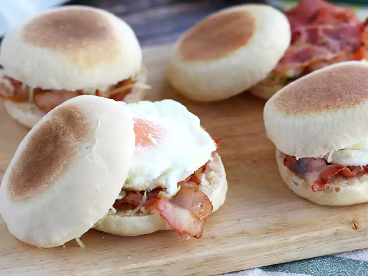 Yumurtalı ve baconlı İngiliz muffinleri - fotoğraf 3