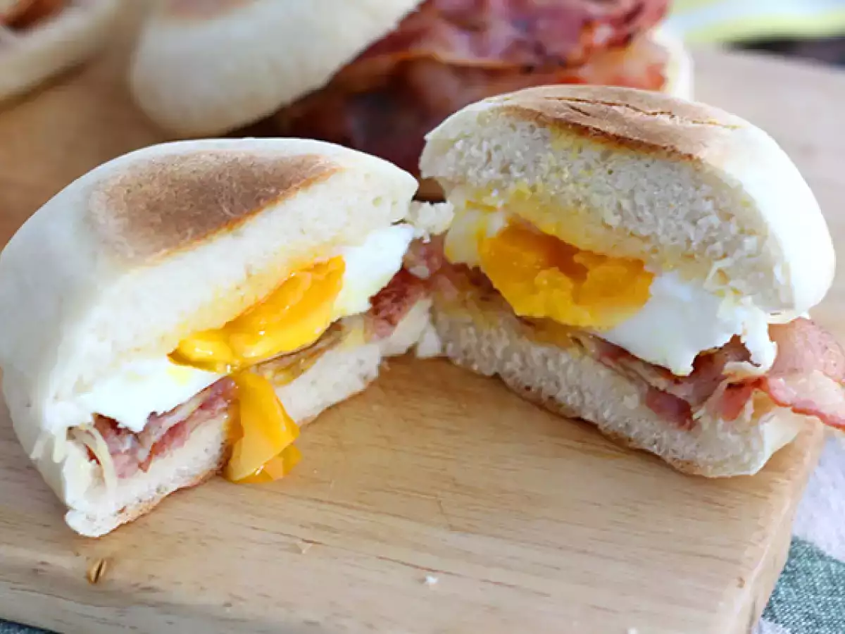 Yumurtalı ve baconlı İngiliz muffinleri - fotoğraf 4