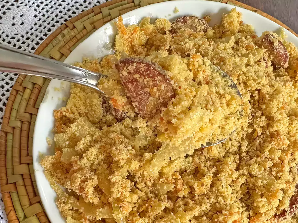 Yumurtalı ve Havuçlu Altın Rengi Calabresa Sucuklu Farofa