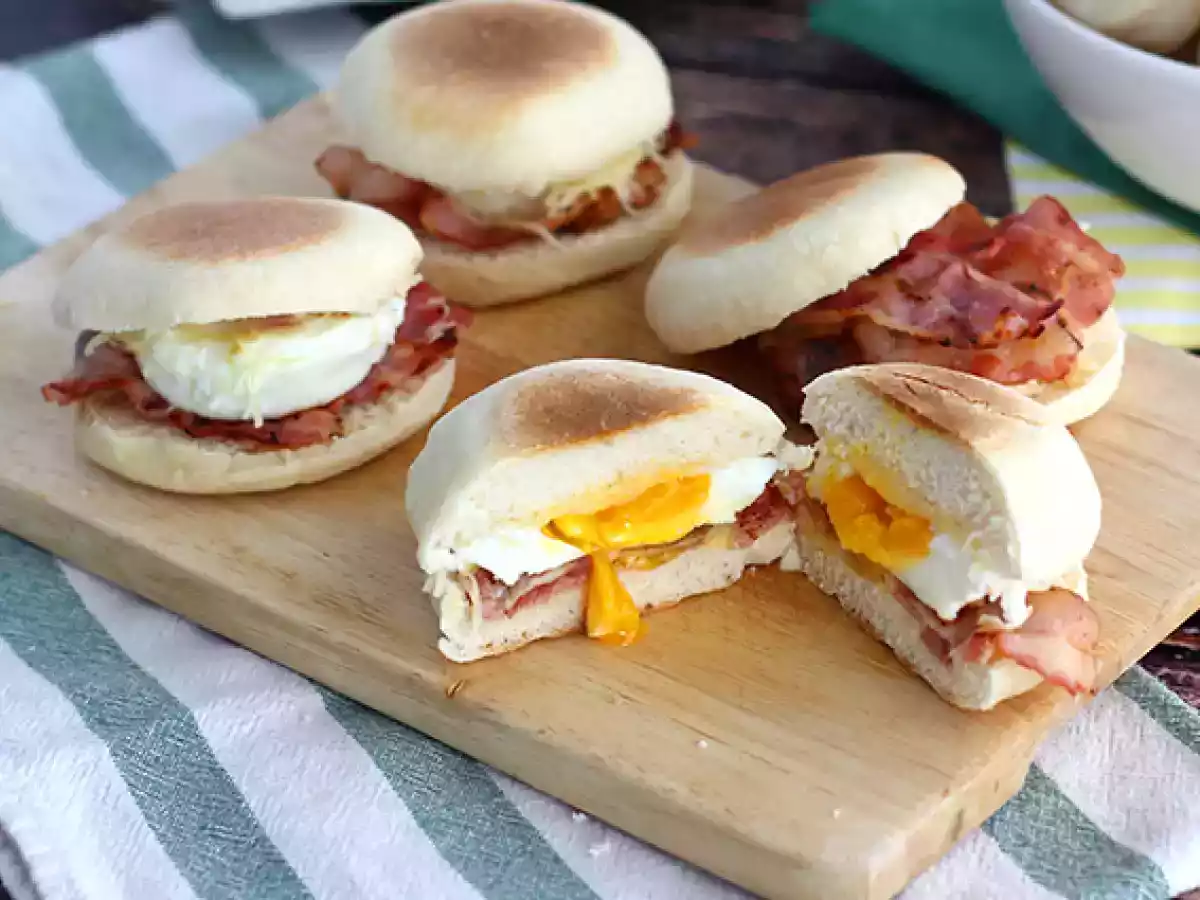 Yumurtalı ve pastırmalı İngiliz muffinleri