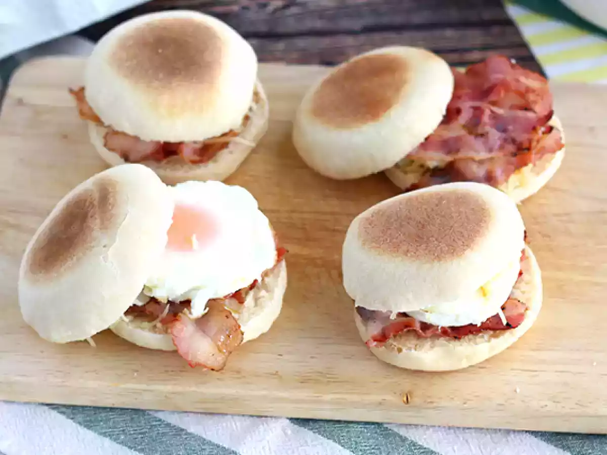 Yumurtalı ve pastırmalı İngiliz muffinleri - fotoğraf 2