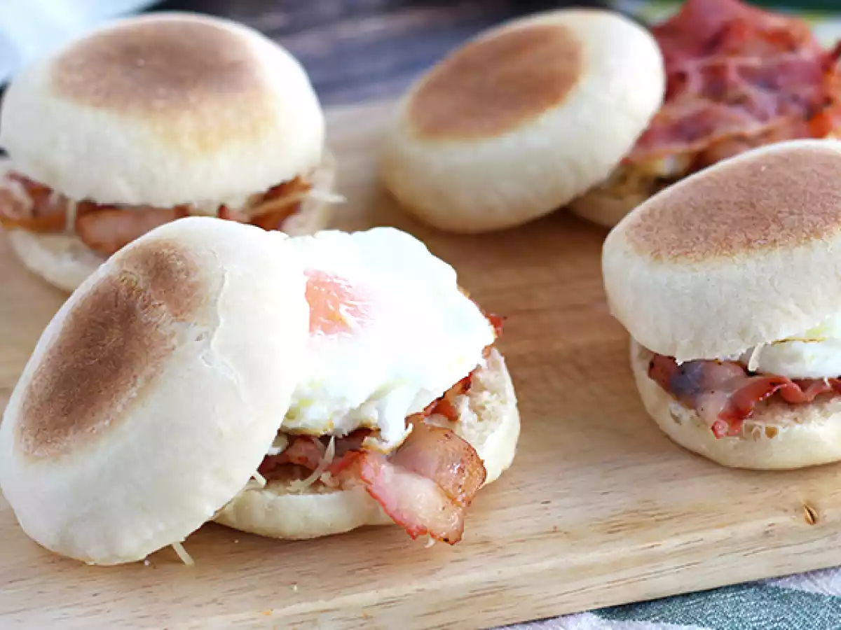 Yumurtalı ve pastırmalı İngiliz muffinleri - fotoğraf 3