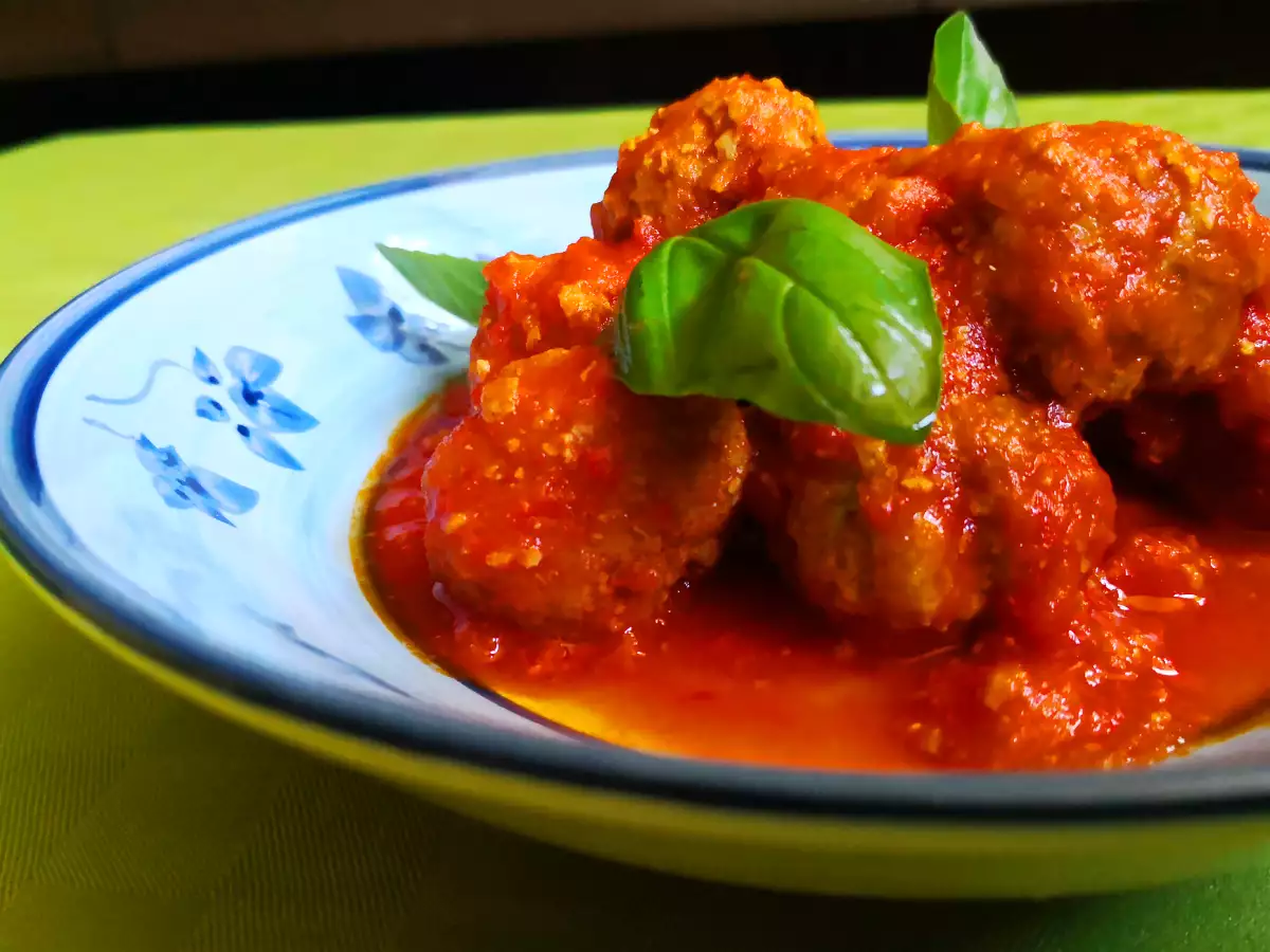 Yumuşak ve lezzetli soslu köfte - fotoğraf 2