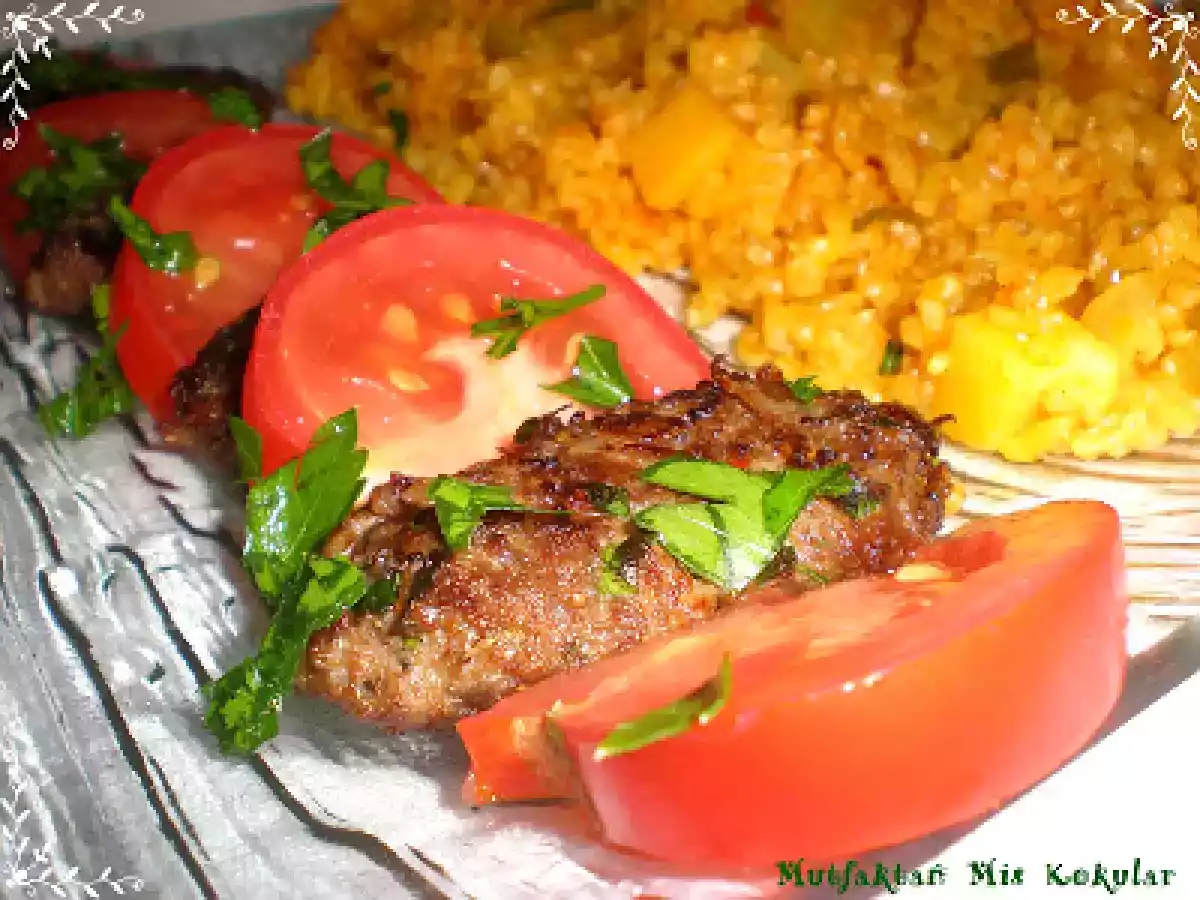 Zerdeçali Bulgur Pilavi ve Köfte