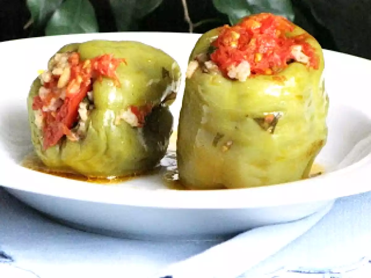 ZEYTİNYAĞLI KÖZLENMİŞ PATLICANLI BİBER DOLMASI