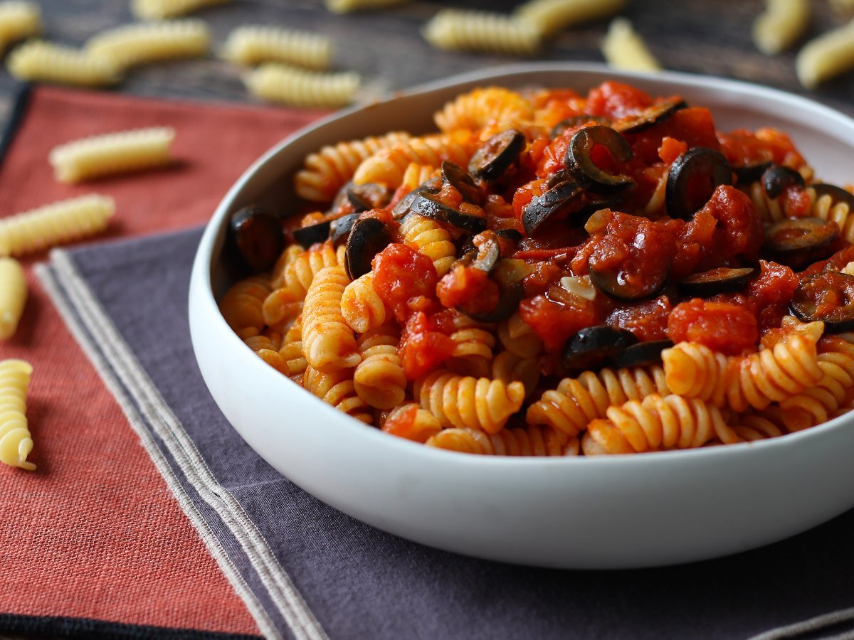 Zeytin soslu makarna: ucuz, lezzetli ve hazırlaması kolay!