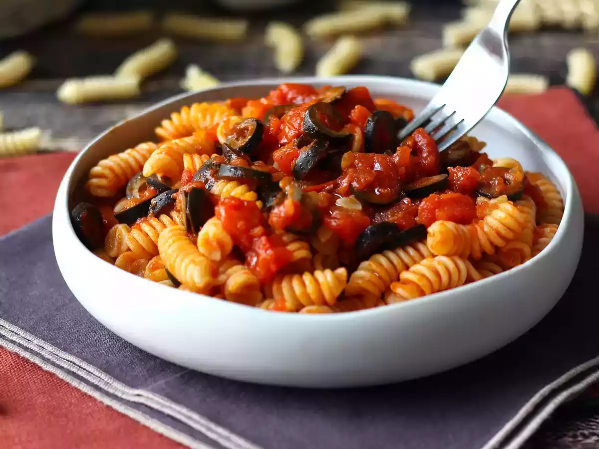 Zeytin soslu makarna: ucuz, lezzetli ve hazırlaması kolay! - fotoğraf 5