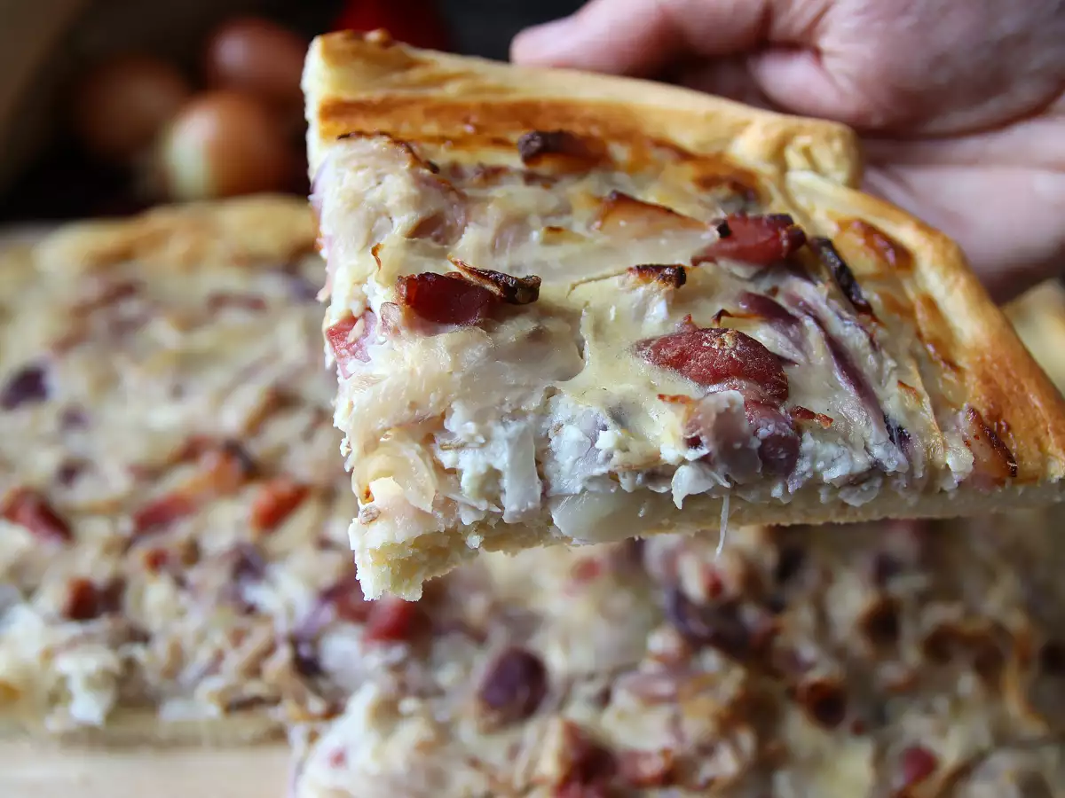 Zwiebelkuchen: Yumuşacık soğanlı ve baconlu Alman tartı - fotoğraf 4